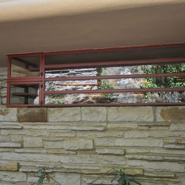Falling Water House - Natuursteen en bijzondere horizontale ramen.